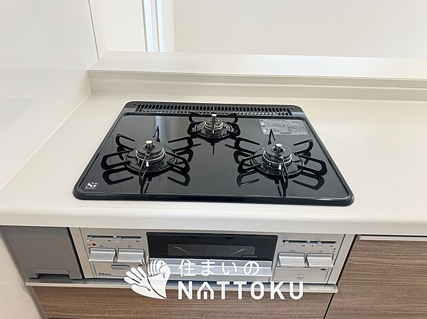 【ビルトインコンロ】フラットな構造で清掃性が高く、過熱防止センサー付3口タイプで日頃の家事も快適です。