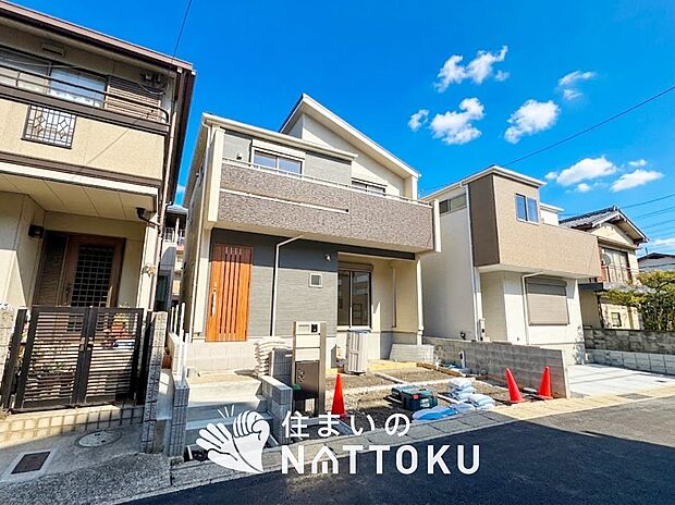 【現地写真(前道含む外観)】健康被害に配慮したもっとも安全性の高い建材を採用し、シックハウス対策をしております。