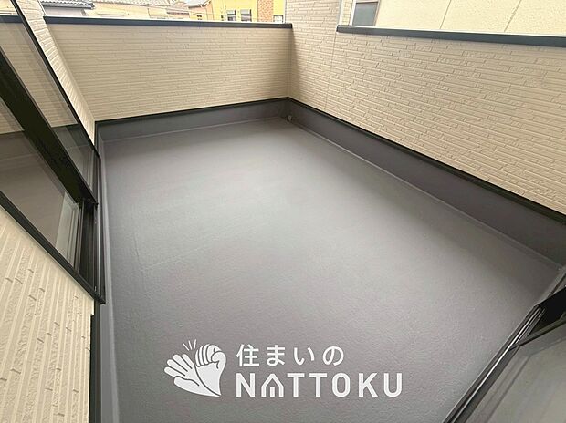 【バルコニー】奥行きが広く、洗濯物をゆったりと干せる十分な広さで、家族の洗濯も捗ります。