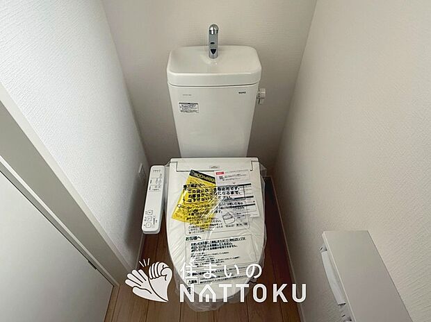 【トイレ】汚れてもサッとひと拭きでお手入れ簡単、エコ仕様の温水洗浄便座付きのトイレです。
バリアフリーにも配慮しています。
