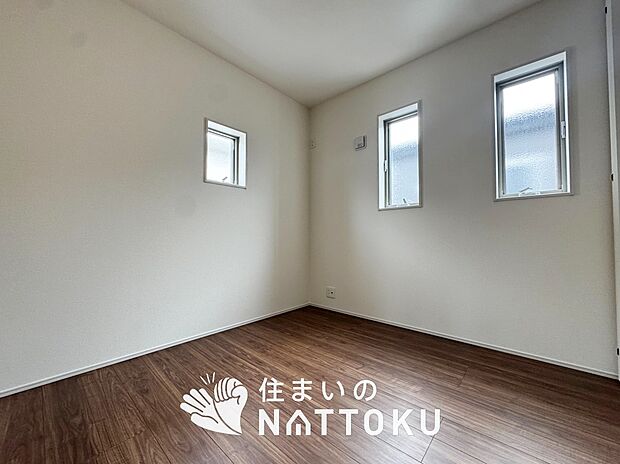 【現地写真（洋室）】木目の美しさを際立たせるシンプルデザインの建具を使用しています。