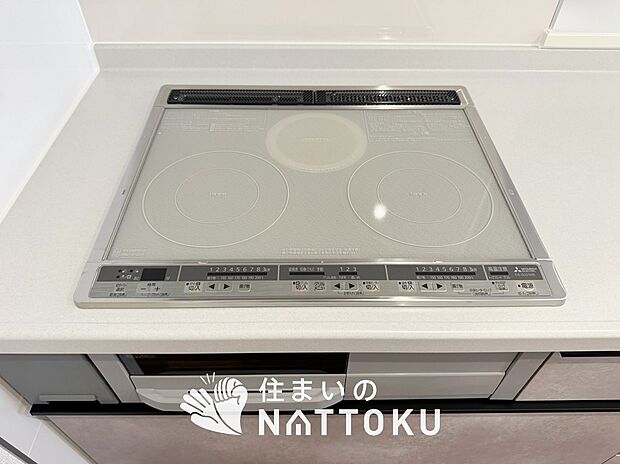 【ビルトインコンロ】フラットな構造で清掃性が高く、過熱防止センサー付３口タイプで日頃の家事も快適です。