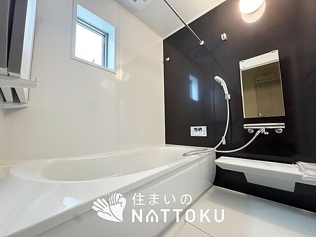 【現地写真（浴室）】浴室暖房乾燥機付き。１坪タイプで広々です。