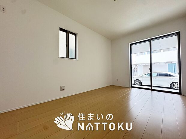 【現地写真(寝室)】木目の美しさを際立たせるシンプルデザインの建具を使用しています。