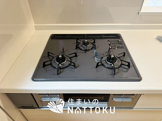 【ビルトインコンロ】フラットな構造で清掃性が高く、過熱防止センサー付3口タイプで日頃の家事も快適です。