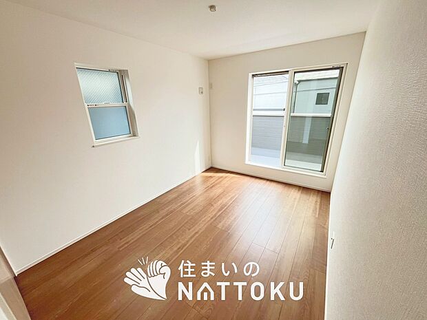 【現地写真（寝室）】木目の美しさを際立たせるシンプルデザインの建具を使用しています。