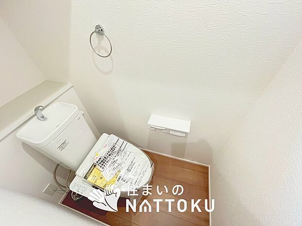 【トイレ	 】汚れてもサッとひと拭きでお手入れ簡単、エコ仕様の温水洗浄便座付きのトイレです。
バリアフリーにも配慮しています。
