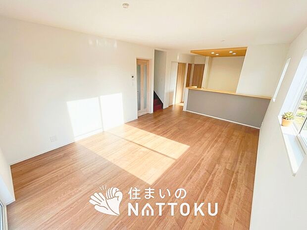 【現地写真（リビング）】フローリング材には、木目、色調など木材特有の風合いがあり、ナチュラルな美しさになっています。