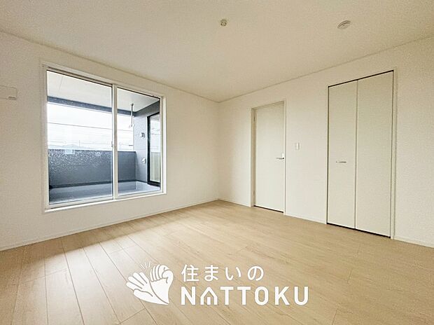 【現地写真（寝室）】木目の美しさを際立たせるシンプルデザインの建具を使用しています。