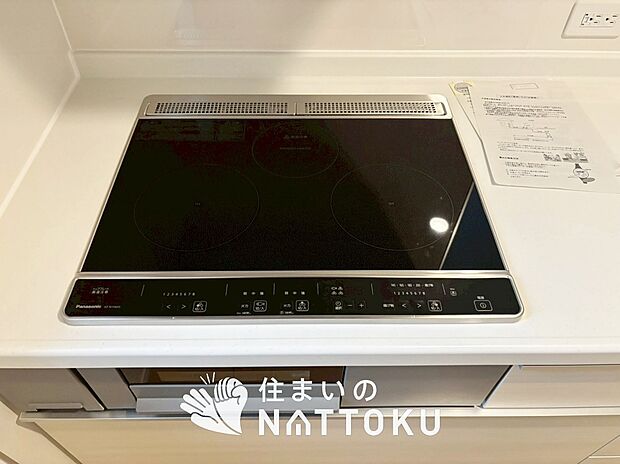 【ビルトインコンロ】フラットな構造で清掃性が高く、過熱防止センサー付３口タイプで日頃の家事も快適です。