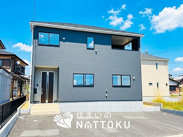 【現地写真（街並み）】雨で汚れを落とし、耐久性・耐候性に優れた外壁を使用しています。