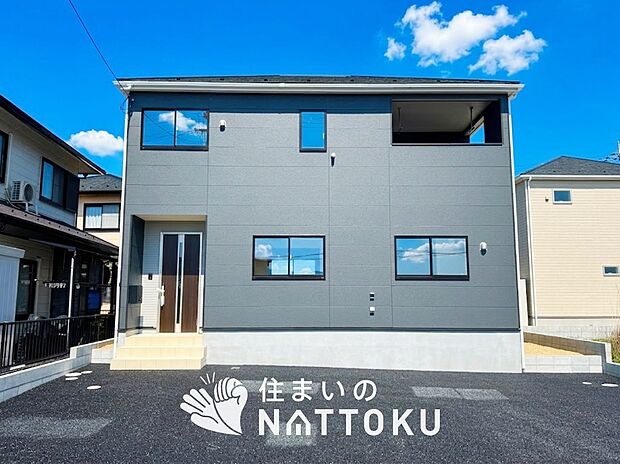 【現地写真（街並み）】軽くて火災に強い屋根材を採用し、地震時の建物への負担や揺れを軽減しています。