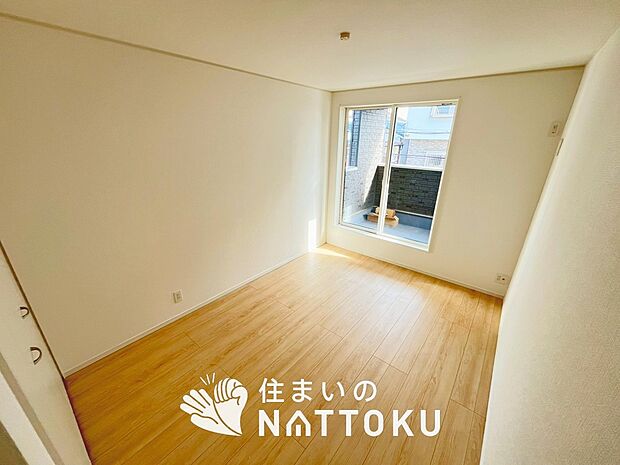 【現地写真（寝室）】大壁仕様の新和室。くつろぎの空間です。