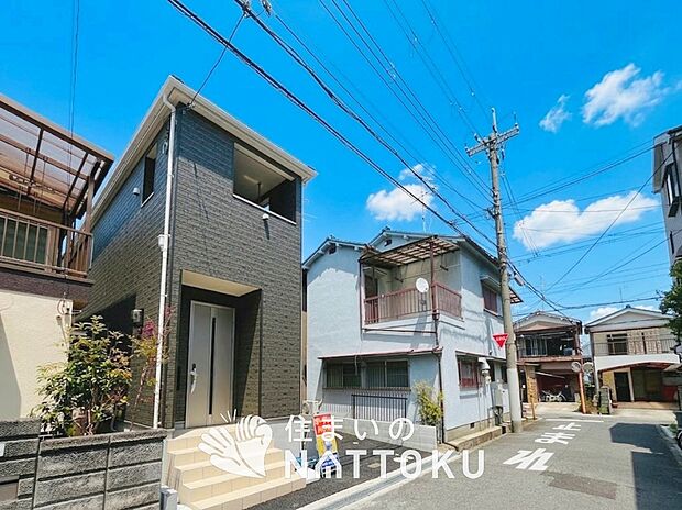 【現地写真（前道含む外観）】軽くて火災に強い屋根材を採用し、地震時の建物への負担や揺れを軽減しています。