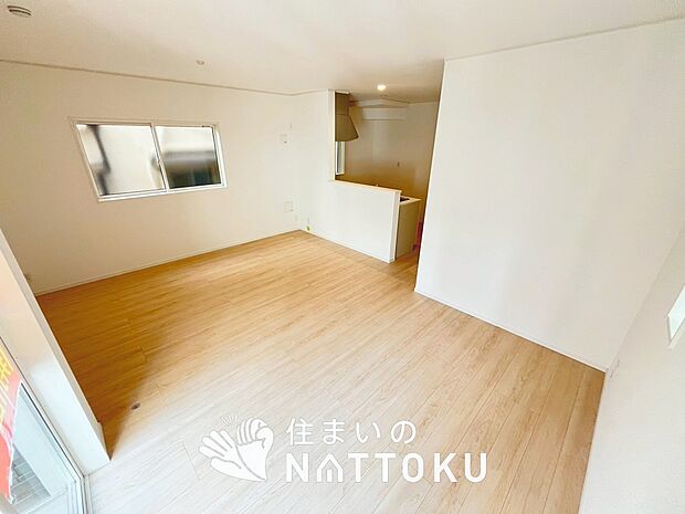 【現地写真（リビング）】フローリング材には、木目、色調など木材特有の風合いがあり、ナチュラルな美しさになっています。