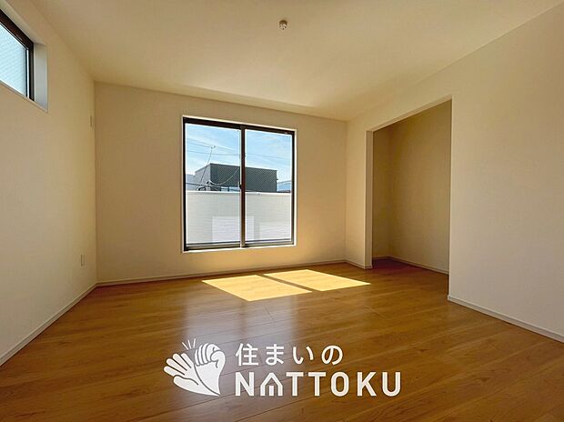 【現地写真(寝室)】木目の美しさを際立たせるシンプルデザインの建具を使用しています。