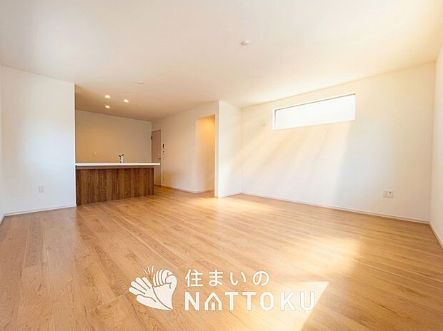 【現地写真(リビング)】フローリング材には、木目、色調など木材特有の風合いがあり、ナチュラルな美しさになっています。