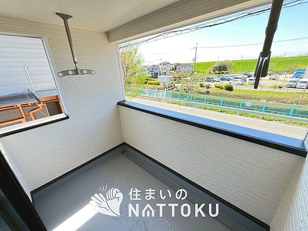 【バルコニー】奥行きが広く、洗濯物をゆったりと干せる十分な広さで、家族の洗濯も捗ります。