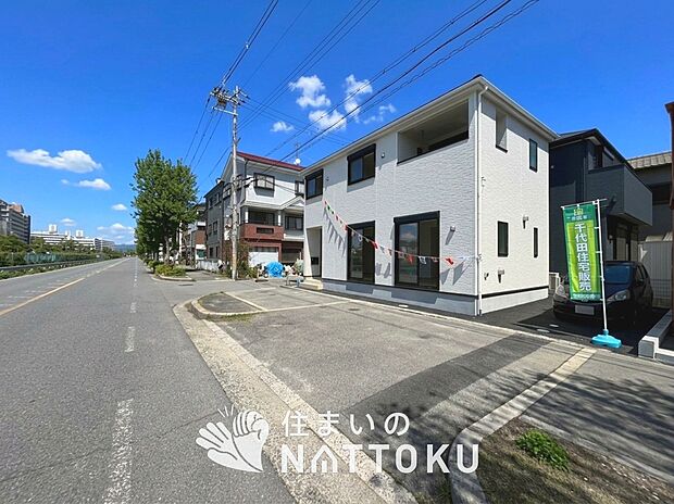 【現地写真(前道含む外観)】健康被害に配慮したもっとも安全性の高い建材を採用し、シックハウス対策をしております。