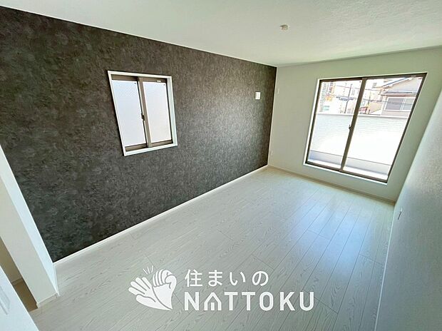 【現地写真（寝室）】木目の美しさを際立たせるシンプルデザインの建具を使用しています。