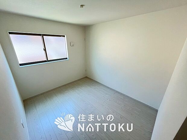 【現地写真（洋室）】木目の美しさを際立たせるシンプルデザインの建具を使用しています。