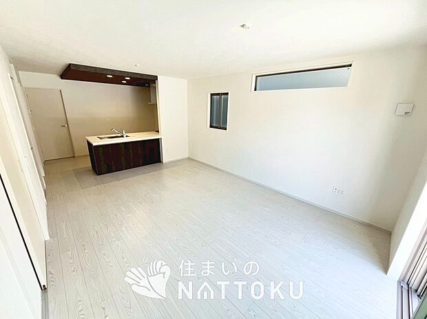 【現地写真（リビング）】フローリング材には、木目、色調など木材特有の風合いがあり、ナチュラルな美しさになっています。