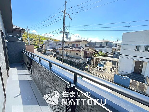 【バルコニー】奥行きが広く、洗濯物をゆったりと干せる十分な広さで、家族の洗濯も捗ります。