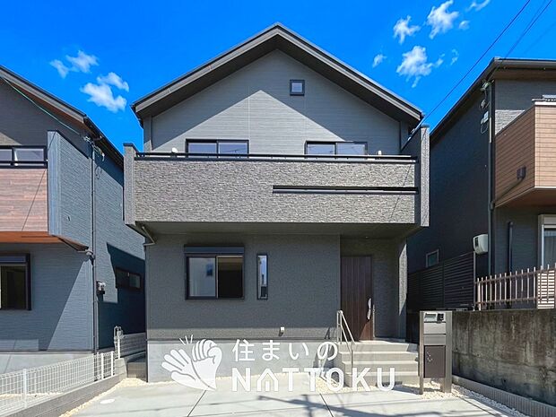 【現地写真（外観）【２号地】】軽くて火災に強い屋根材を採用し、地震時の建物への負担や揺れを軽減しています。