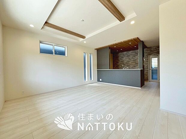 【現地写真（リビング）】フローリング材には、木目、色調など木材特有の風合いがあり、ナチュラルな美しさになっています。