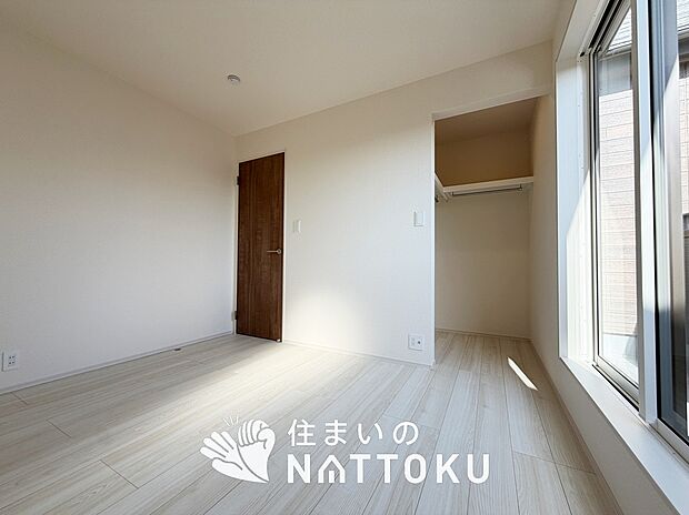 【現地写真(寝室)】木目の美しさを際立たせるシンプルデザインの建具を使用しています。