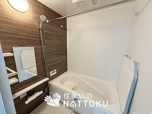 【現地写真（浴室）】浴室暖房乾燥機付き。１坪タイプで広々です。