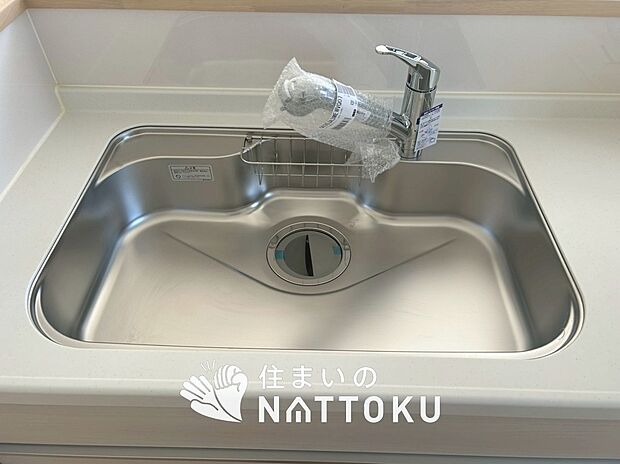 【浄水器内臓ハンドシャワー付シンク】広々とした凸型シンクに洗剤ポケットを標準装備。すっきり収納できます。
また、蛇口の先端に浄水器を内蔵しているため場所をとりません。