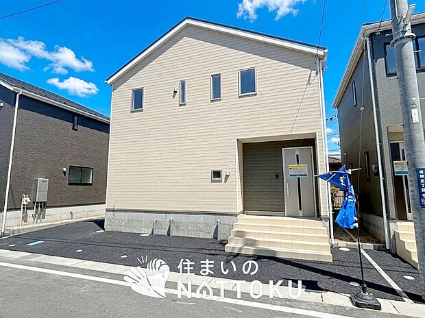 【現地写真(外観)【2号地】】軽くて火災に強い屋根材を採用し、地震時の建物への負担や揺れを軽減しています。