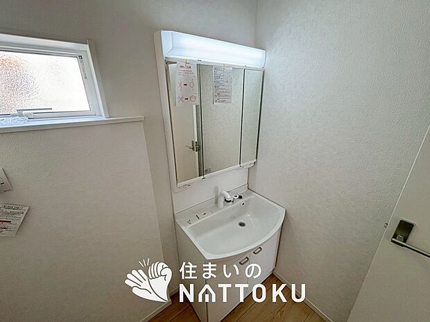 【洗面台・洗面所】鏡の両サイドは、必要なものを取出しやすく、大きな鏡面で朝の準備も快適。
使いやすいリフトアップ機能付きのシングルレバーシャワー水栓付です。
