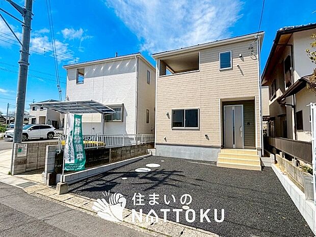 【現地写真(前道含む外観)】軽くて火災に強い屋根材を採用し、地震時の建物への負担や揺れを軽減しています。