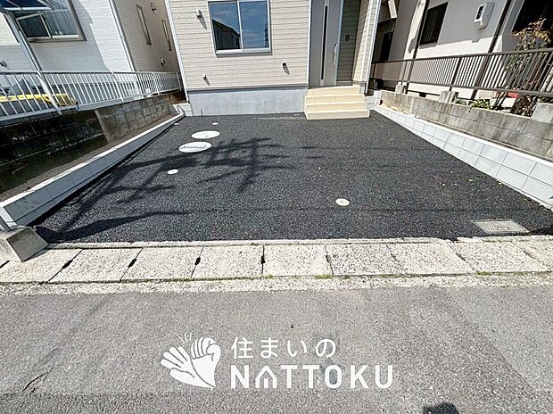【現地写真(駐車場)】駐車スペースが広く、運転が苦手な方も安心です。