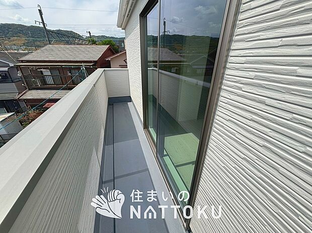 【バルコニー】奥行きが広く、洗濯物をゆったりと干せる十分な広さで、家族の洗濯も捗ります。