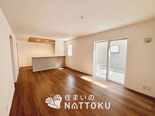 【現地写真（リビング）】フローリング材には、木目、色調など木材特有の風合いがあり、ナチュラルな美しさになっています。