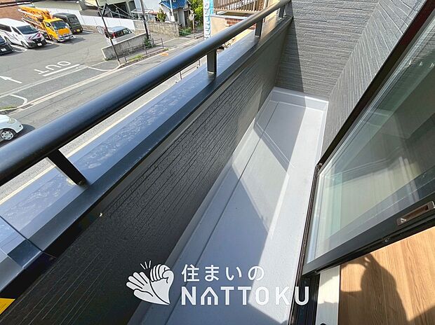 【バルコニー】奥行きが広く、洗濯物をゆったりと干せる十分な広さで、家族の洗濯も捗ります。