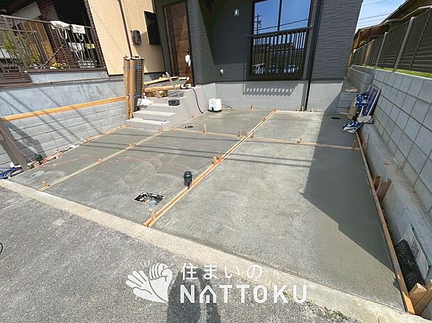 【現地写真（駐車場）】駐車スペースが広く、運転が苦手な方も安心です。