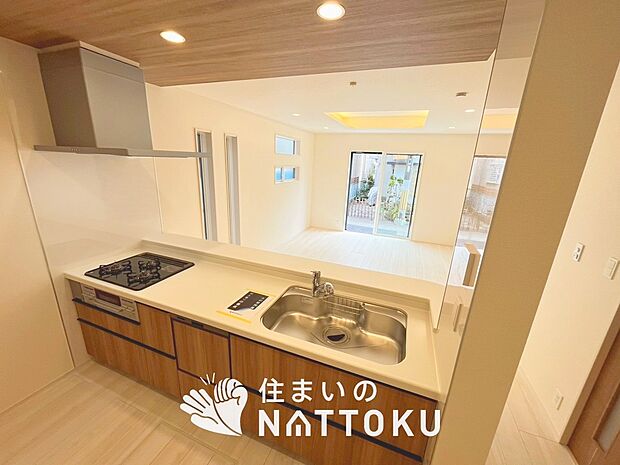 【現地写真（キッチン）】収納たっぷりのシステムキッチン、浄水器付水栓を標準装備しています。