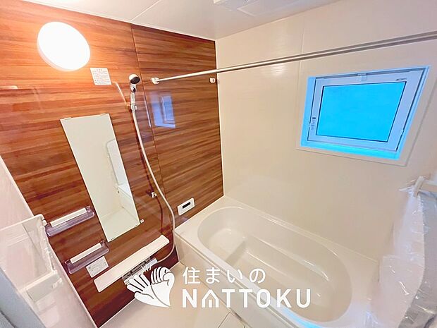 【現地写真（浴室）】浴室暖房乾燥機付き。１坪タイプで広々です。