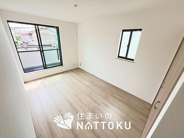 【現地写真（洋室）】木目の美しさを際立たせるシンプルデザインの建具を使用しています。