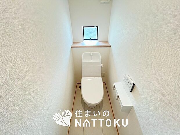 【トイレ】汚れてもサッとひと拭きでお手入れ簡単、エコ仕様の温水洗浄便座付きのトイレです。
バリアフリーにも配慮しています。
