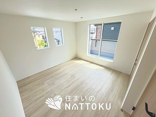 【現地写真（寝室）】木目の美しさを際立たせるシンプルデザインの建具を使用しています。