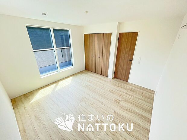 【現地写真（洋室）】木目の美しさを際立たせるシンプルデザインの建具を使用しています。