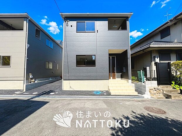 【現地写真（外観）【２号地】】軽くて火災に強い屋根材を採用し、地震時の建物への負担や揺れを軽減しています。