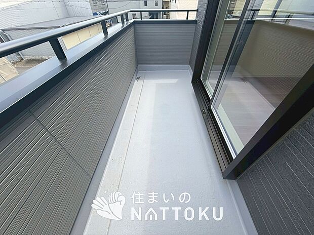 【バルコニー】奥行きが広く、洗濯物をゆったりと干せる十分な広さで、家族の洗濯も捗ります。