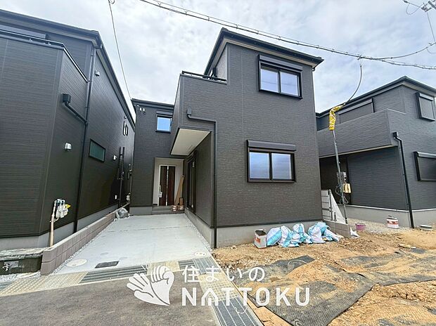 【現地写真(外観)【3号地】】軽くて火災に強い屋根材を採用し、地震時の建物への負担や揺れを軽減しています。
