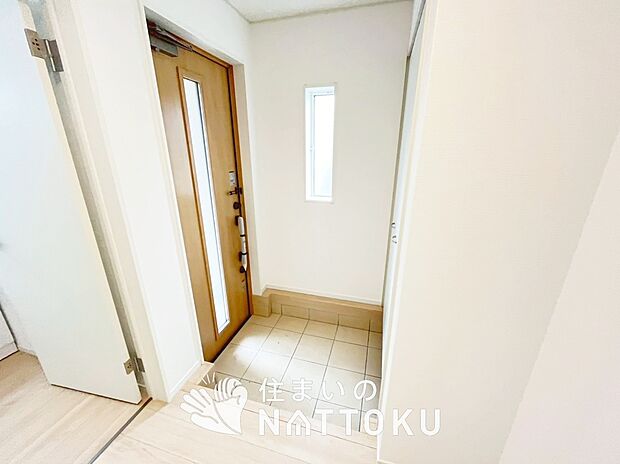 【現地写真（玄関）】玄関には、大型のシューズ収納を設置しています。